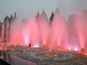 Поющий военные песни фонтан запустили в центре Челябинска