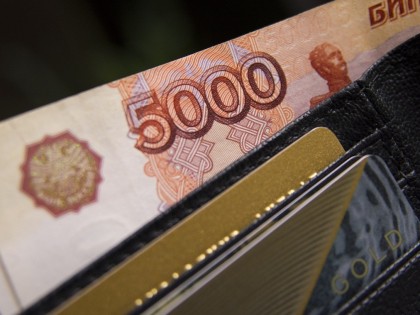 По 10 тысяч рублей выплатят на каждого школьника в августе