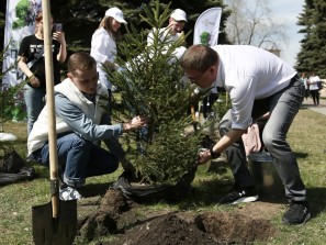 Акция «Сад памяти» состоялась в Челябинске: среди 20 миллионов посаженных деревьев есть и южноуральские