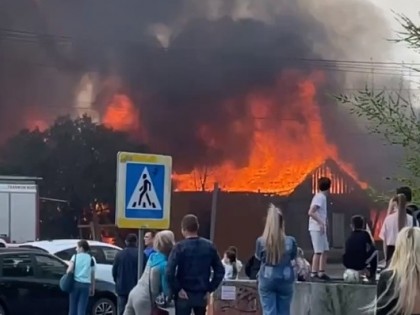Деревянный дом сгорел близ центра Челябинска