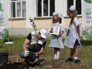 «Сад памяти» посадили в школе Карабаша в память о Великой Отечественной