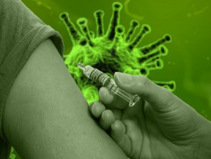 Вирусолог Лукашев считает, что после вакцинации человек не заразен. Вакцинолог считает иначе