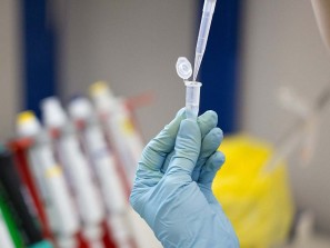 Наступило благоприятное время для вакцинации от коронавируса, считает врач Поздняков