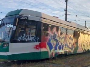 Вандалы испортили новый трамвай в Челябинске, который стоит 35 миллионов рублей.