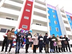 Переселенцы из ветхого жилья в Карабаше получили ключи от новых квартир