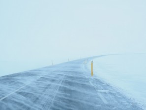Из-за снега и сильного ветра водителям в Челябинской области не советуют совершать дальние поездки