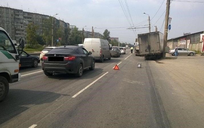 Два грузовика столкнулись в Челябинске