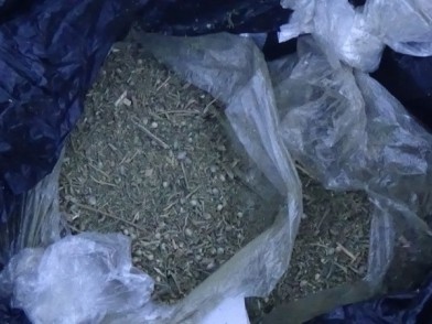 Женщину с пакетом марихуаны поймали в Копейске