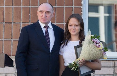 Школьницу-героиню наградил Борис Дубровский на линейке