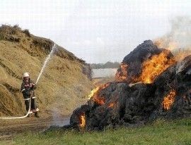 35 тонн сена сгорело в Октябрьском районе
