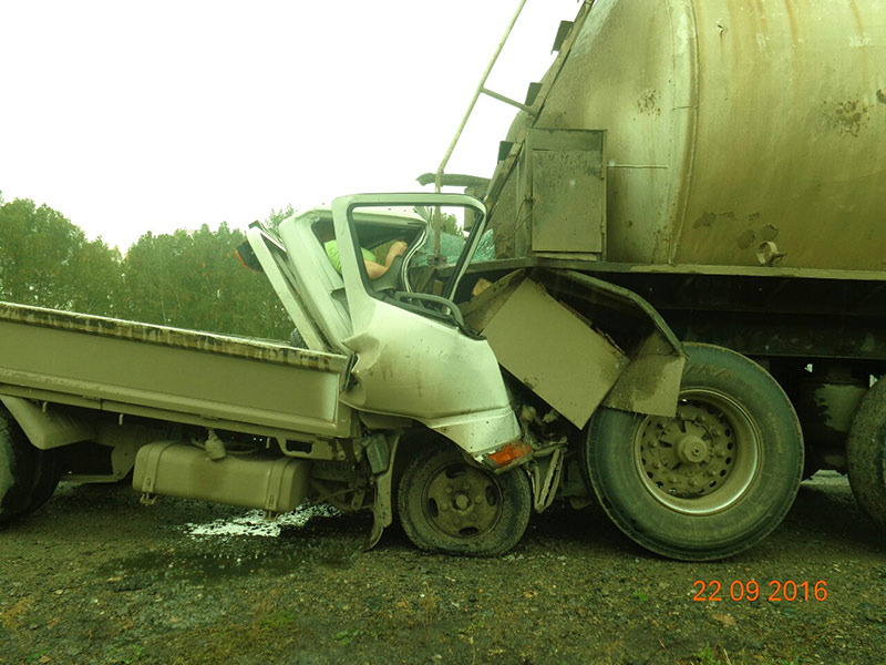 Водитель грузовика не выжил, врезавшись в КАМАЗ