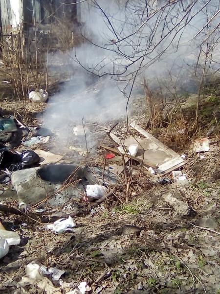 На ЧМЗ около детского садика горит мусор
