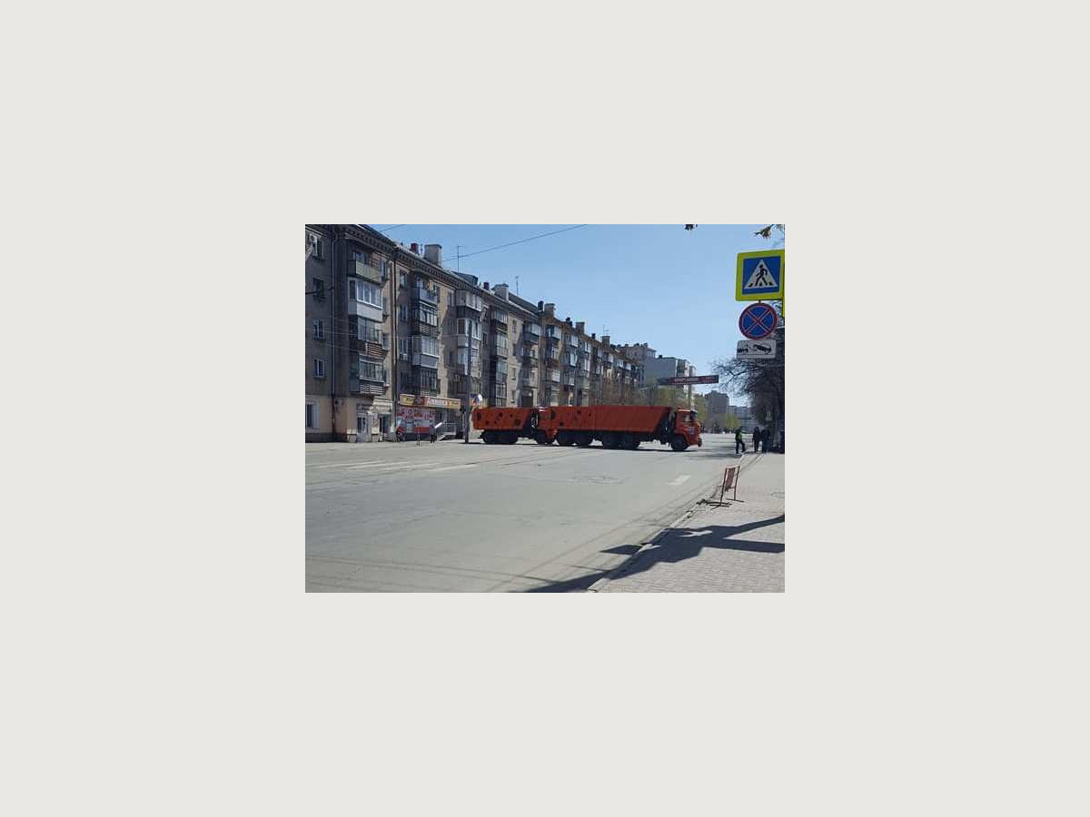 Грузовики перекрыли подходы к площади Революции в Челябинске