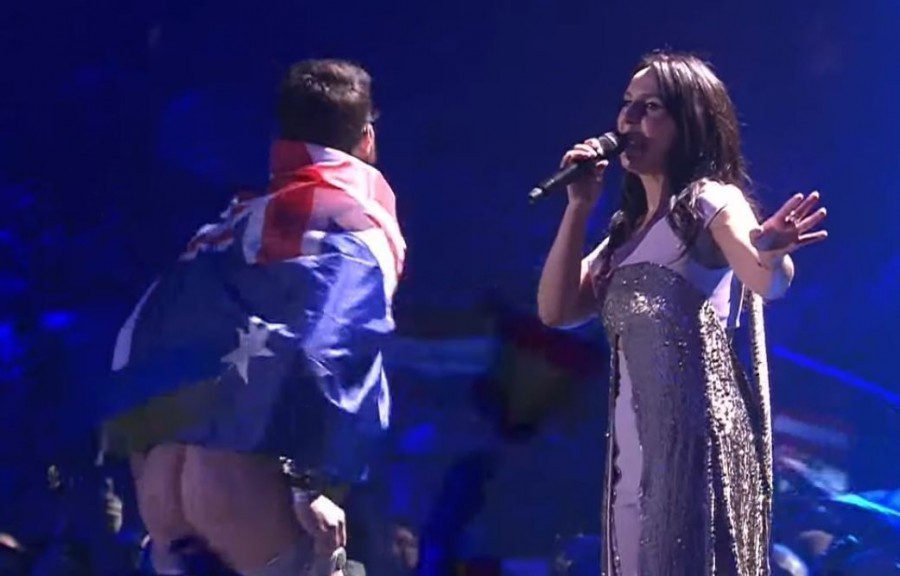 На Евровидении фанат снял штаны прямо на сцене