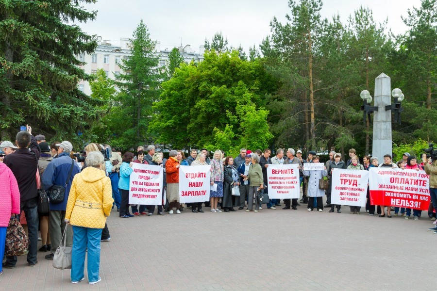 Водители и кондукторы в Челябинске вышли на пикет - требуют зарплату