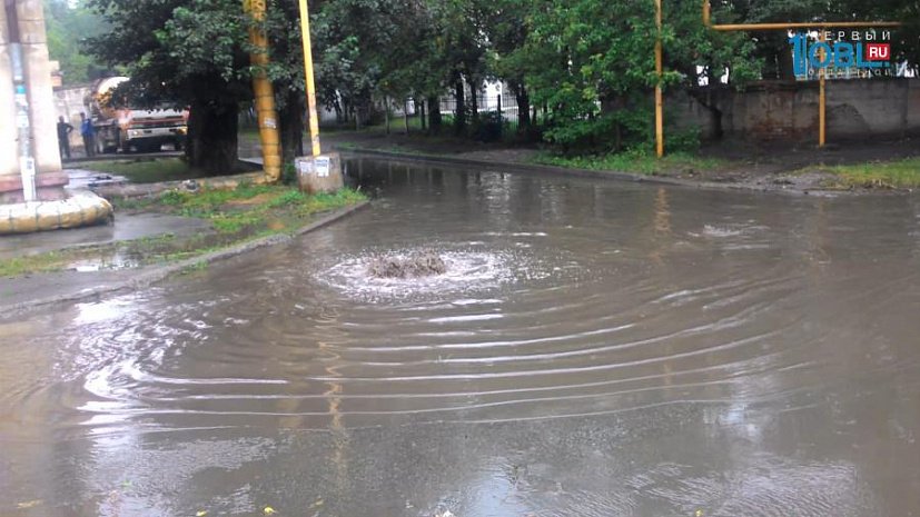 Фонтан воды из ливневой канализации затопил улицу в Челябинске