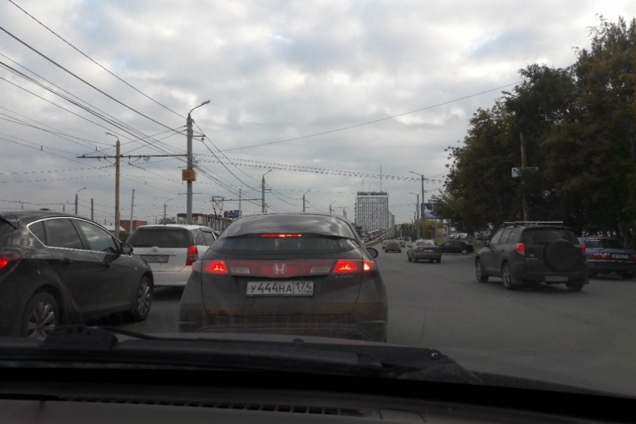 Из-за аварии в Ленинском районе образовалась огромная пробка ВИДЕО