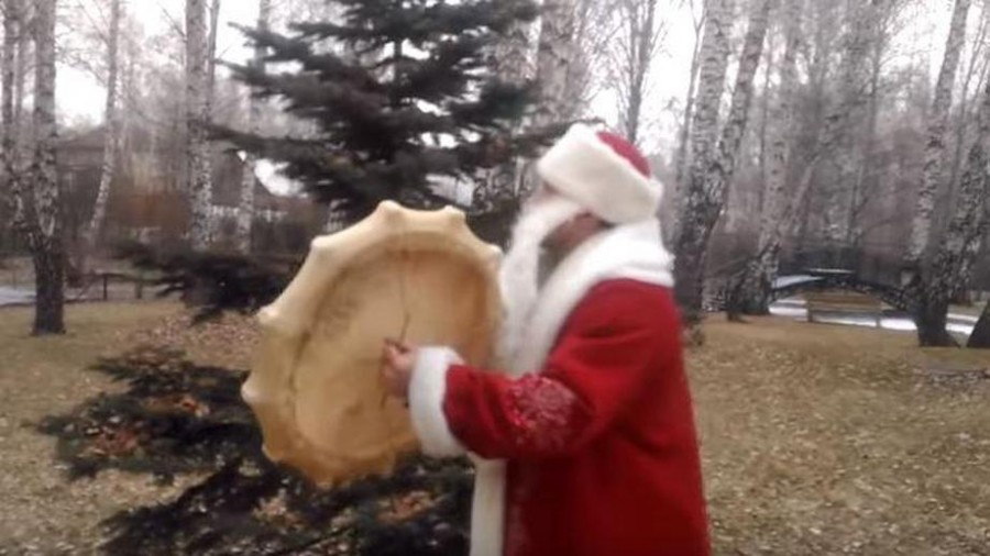 Челябинский Дед Мороз вызывает снег ударами бубна