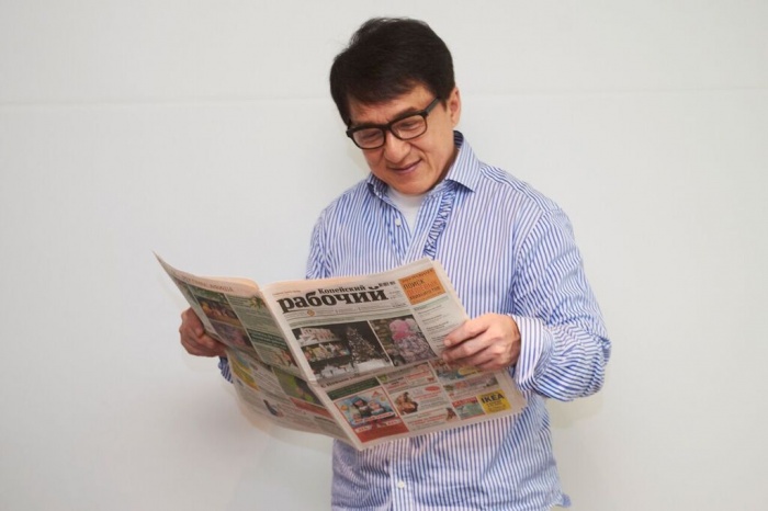 Джеки Чан читает газету «Копейский рабочий»