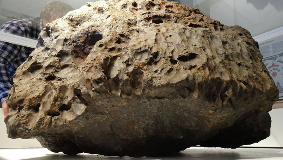 Почему нельзя касаться челябинского метеорита