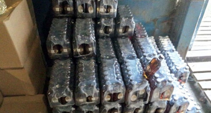 Три тысячи бутылок «фирменного» алкоголя изъяла полиция Челябинска