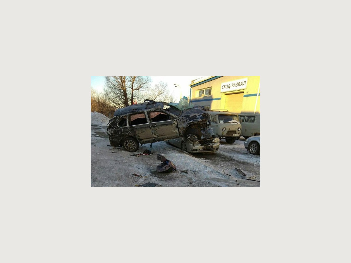 Пьяный дебошир на Porsche Cayenne повредил несколько машин, пострадали люди
