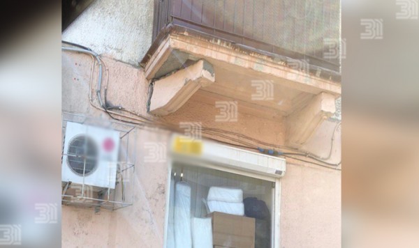 Аварийный балкон в центре Челябинска может упасть на прохожих