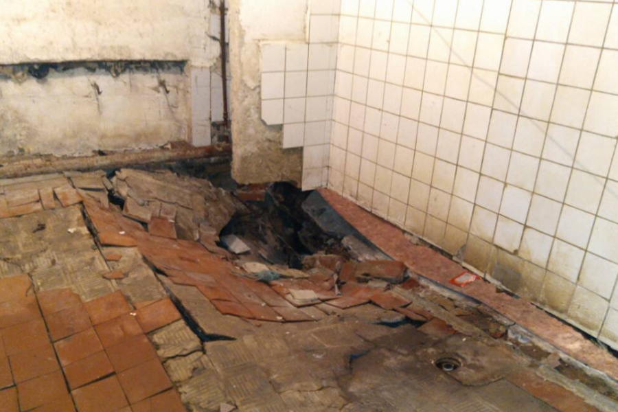 В Челябинске обвалился пол в общежитии. Тефтелев уверяет – это под контролем