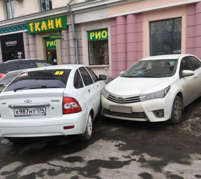«Приора» ударила «Тойоту» дважды в центре Челябинска