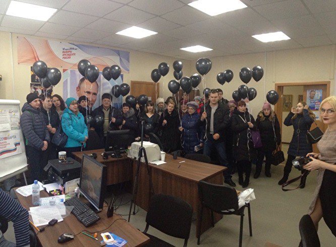 Дольщики ЖК «Яркая жизнь» провели траурную акцию в штабе поддержки Путина