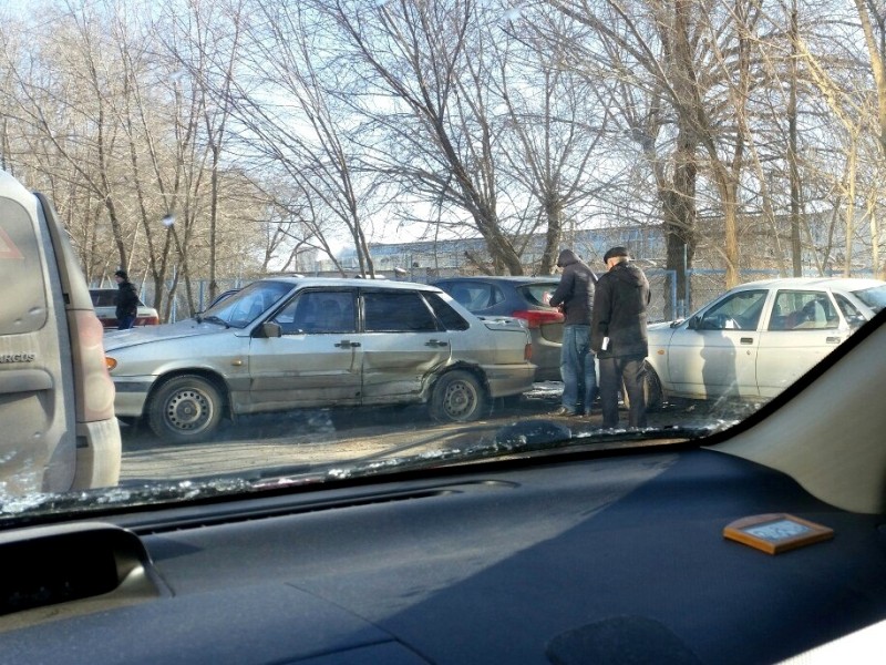 Массовая авария перекрыла движение машин на улице Российской