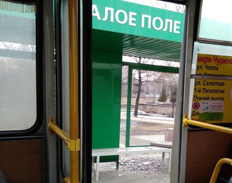 Вандалы напали на остановку в центре Челябинска