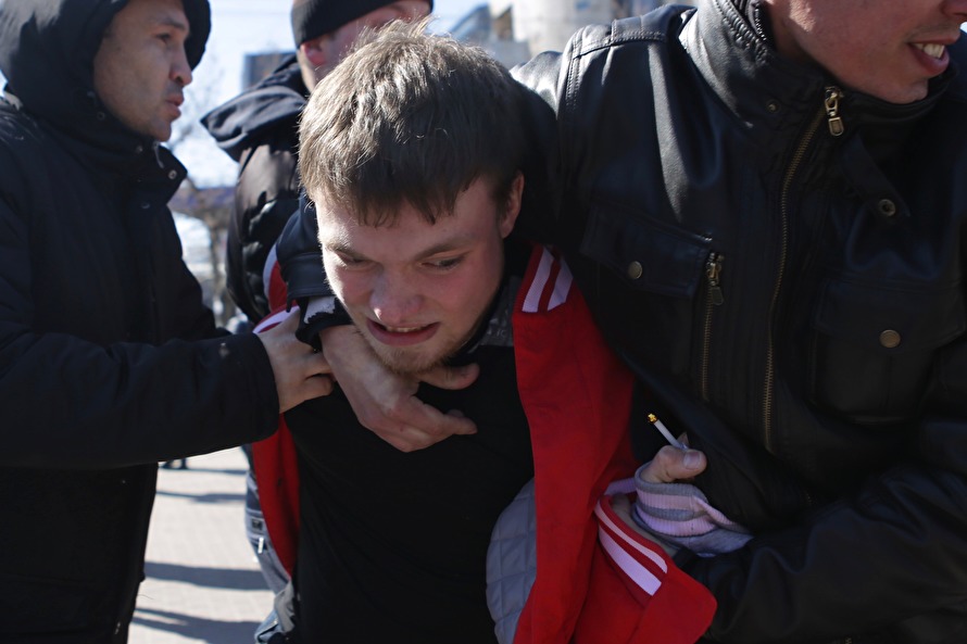 Массовые задержания сторонников Навального на Алом поле в Челябинске ВИДЕО