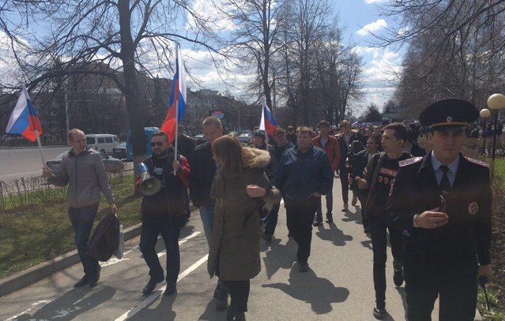 В Уфе полицейские прошли в одной колонне со сторонниками Навального