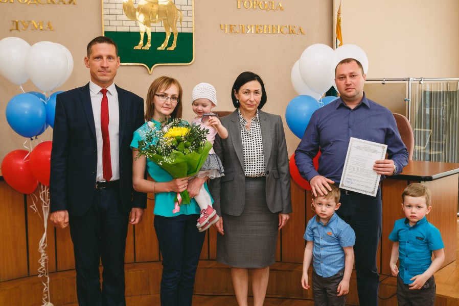 Молодым семьям Челябинска выдали сертификаты на жилье