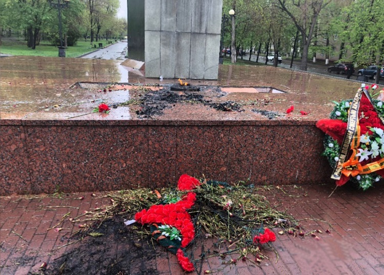 Пьяный мужчина поджег венки на мемориале в Челябинске