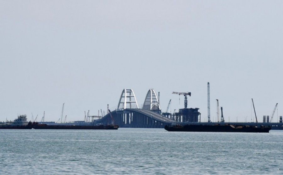 Политическая катастрофа? Плавучий кран врезался в опору Крымского моста