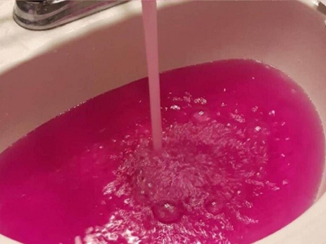 Розовая вода из крана напугала жительницу Южного Урала