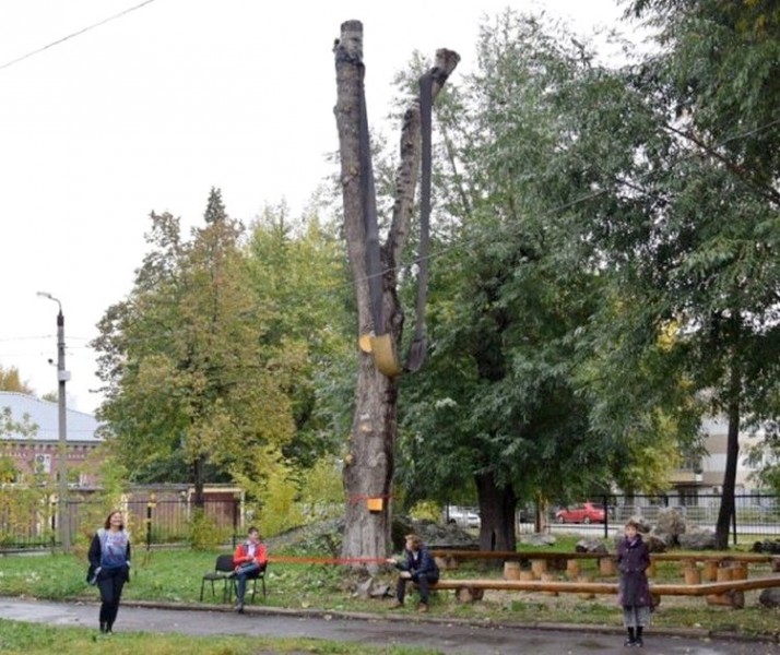 Памятник хулиганству появился в Челябинске в виде 10-метровой рогатки