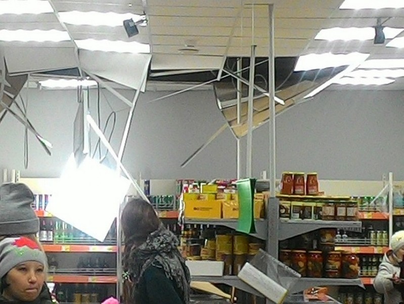 Рухнувший в супермаркете потолок не прервал шопинга