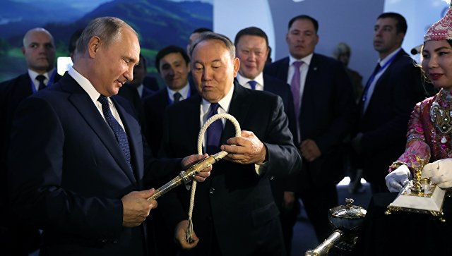 Путину в Казахстане подарили гвозди. Кнут он попросил сам