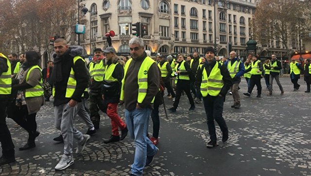 Протест желтых жилетов в Париже перерос в баррикады
