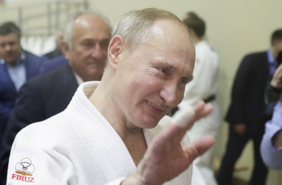 Путин повредил палец на тренировке