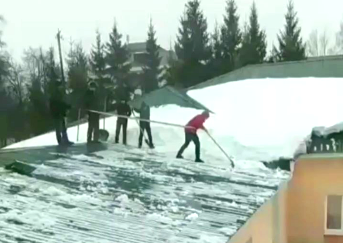Ученики, рискуя жизнью, чистили крышу школы от снега