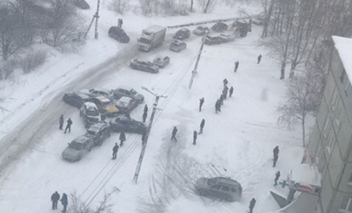 В массовом ДТП из-за снегопада пострадали более 10 автомобилей