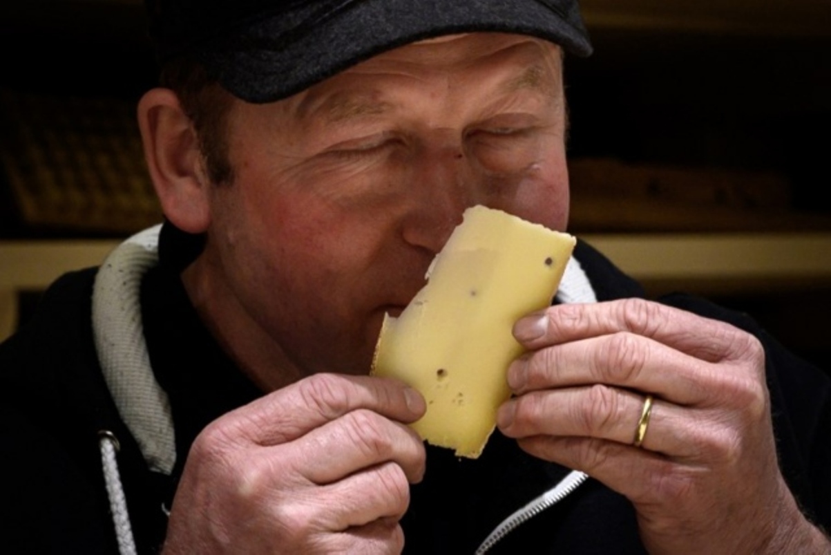 Под хип-хоп швейцарский сыр созрел с фруктовым вкусом