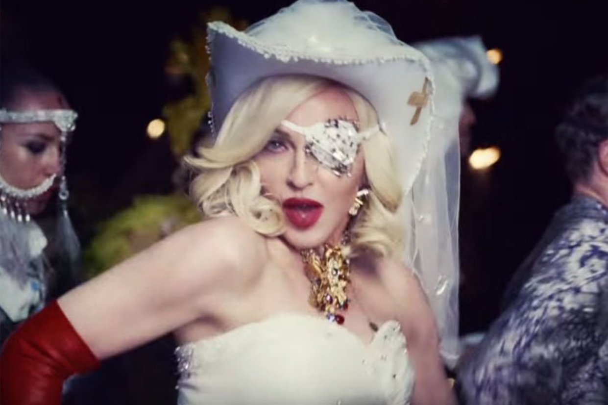 В новом клипе «одноглазая» Мадонна снялась с колумбийцем Малумой