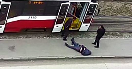 Потерявшего сознание пассажира «выбросили» из трамвая