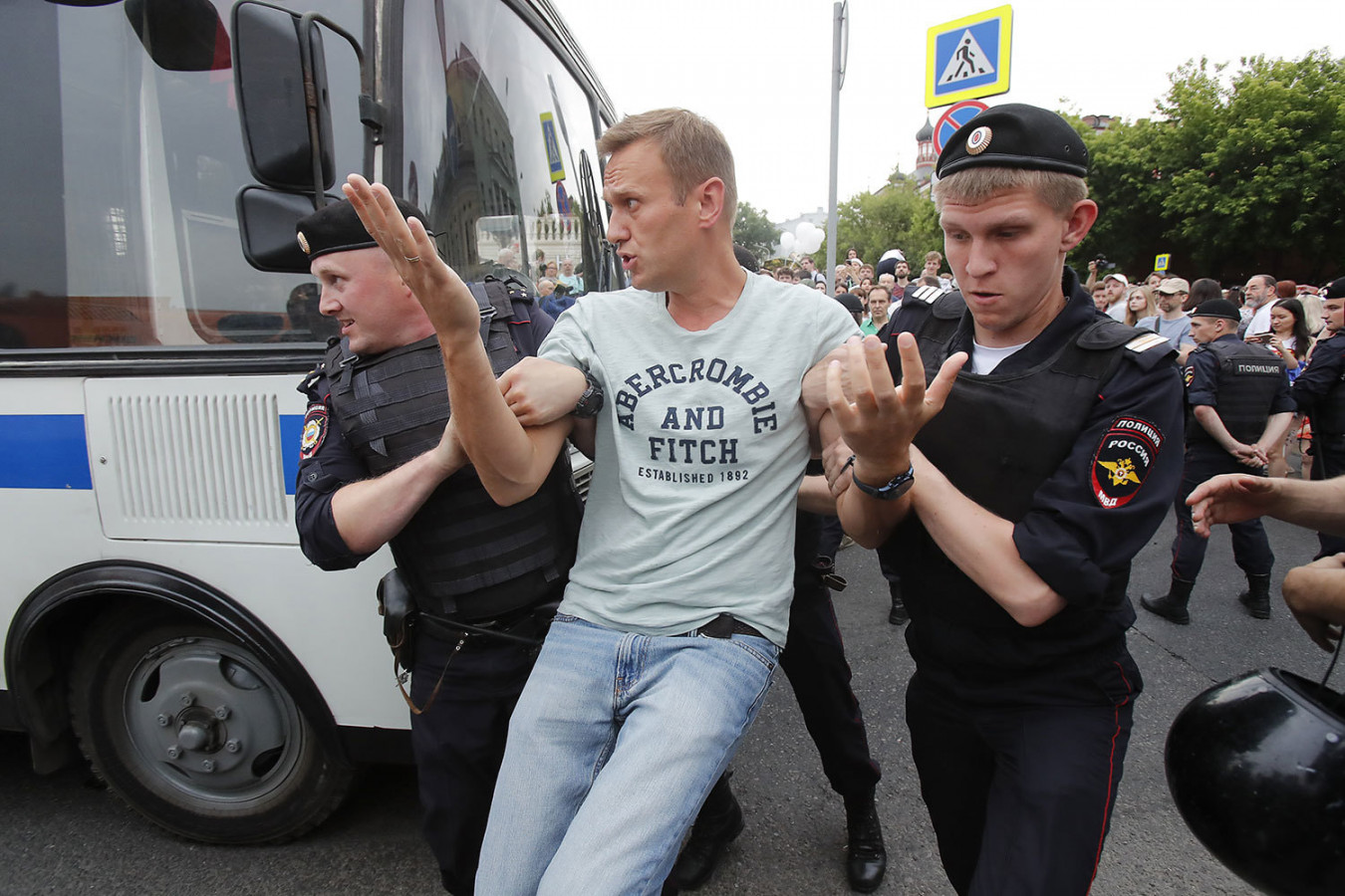 Навального задержали на акции в поддержку Голунова в центре Москвы