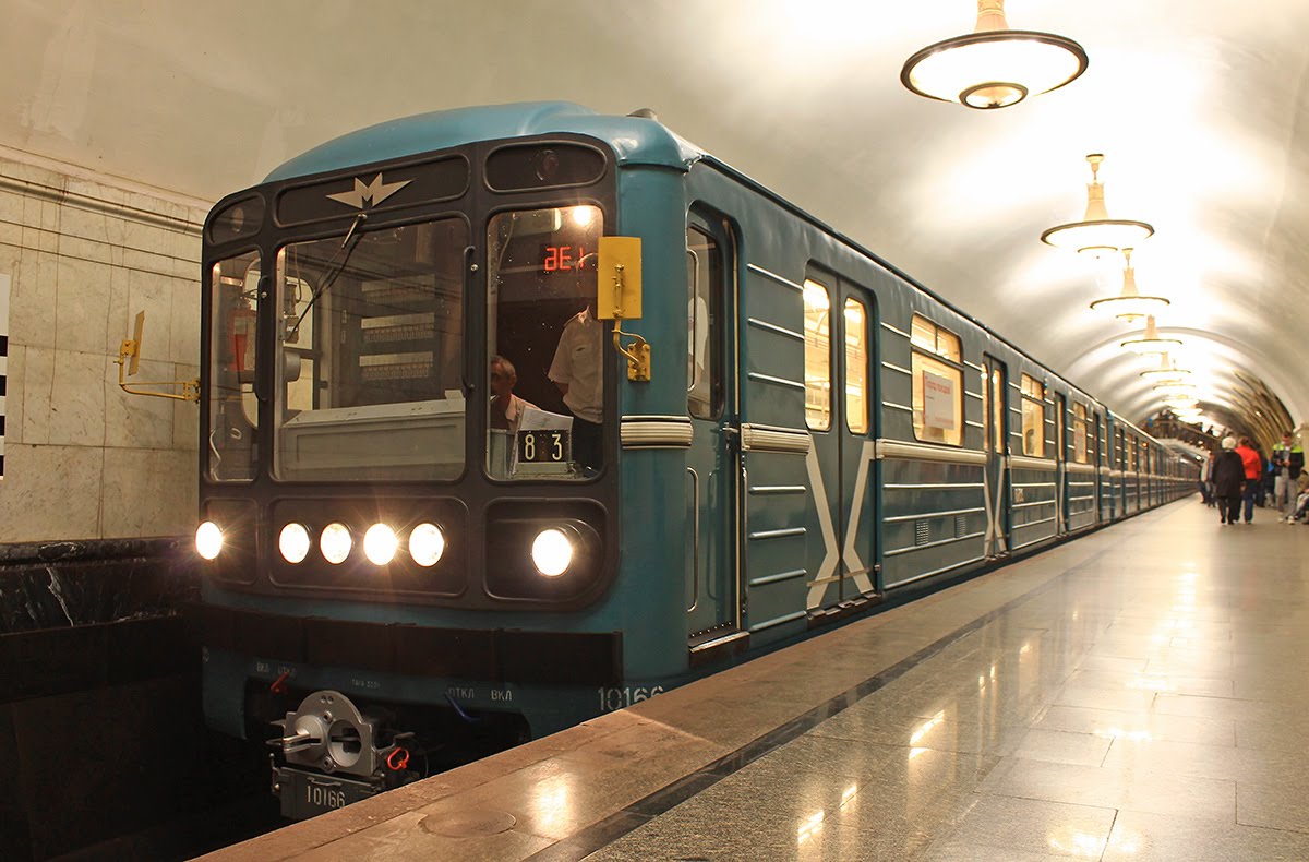 В День России в Москве «заминировали» несколько станций метро и парков
